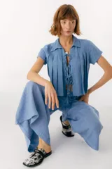 Zuecos con estampado animal print en blanco y negro, con tira ancha de cuero negro y aplique metálico.