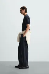 Camiseta de hombre de punto con mezcla de viscosa, a rayas horizontales blancas y azul marino. Tiene cuello redondo, manga corta y terminaciones en rib.