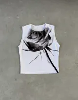 Top sin mangas blanco con estampado de una rosa negra en el frente.
