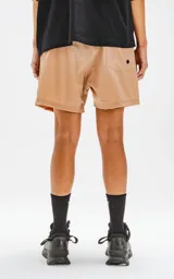 Short de baño color beige, de corte regular, con elástico en la cintura, cordón de ajuste y tres bolsillos.