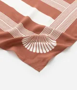 Pareo rectangular de viscosa con estampado de rayas verticales en tonos terracota y blanco.