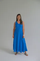 Vestido largo azul Francia de lino, sin mangas y con escote en V.