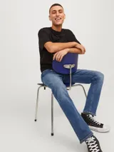 Jean azul de tiro bajo, corte slim fit, cinco bolsillos y cierre con botón.