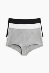 Pack de tres bombachas tipo shortie de algodón en color negro, blanco y gris.