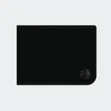 Billetera negra de cuero con costuras marrones, ventana de identificación, protección RFID, múltiples ranuras para tarjetas, monedero con cremallera, compartimento para billetes y cierre de clip.