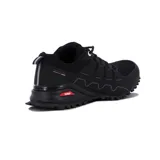 Zapatillas de trekking negras con cordones, capellada de mesh y detalles en material sintético. Suela de goma con tecnología Grip para mayor tracción en terrenos irregulares.