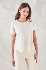 Remera blanca de algodón peinado con corte recto y mangas cortas.