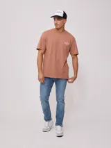 Gorra con visera Rusty, con frente blanco y logo bordado en negro y rojo, malla trasera negra y visera negra.