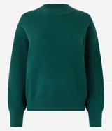Buzo suéter femenino de tricot color verde esmeralda, con cuello redondo y puños ajustados. Confeccionado con viscosa certificada, poliéster y poliamida.