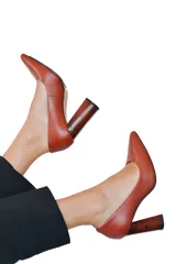 Stilettos caramelo de 9 cm de altura, con suela acolchada y flexibles, diseñados para la mujer elegante y exigente.