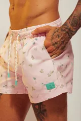 Short de baño celeste con estampado de personas nadando y faroles.