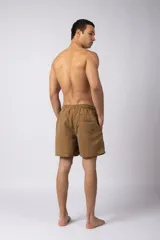 Short de baño gris con cintura elastizada y cordón ajustable. Tiene bolsillos laterales y logo de la marca en la pierna derecha.