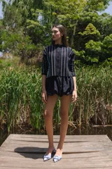 Cardigan tejido con lurex y botones en la delantera, color amarillo con rayas horizontales marrones.