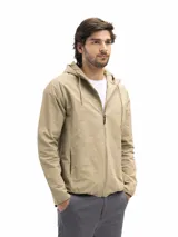 Campera rompevientos negra, liviana y funcional, con capucha ajustable, cierre frontal y dos bolsillos laterales con cierre. Posee forro interno de red para mejor ventilación.