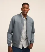 Chaqueta bomber marrón de poliéster y elastano, con cierre frontal, cuello redondo y bolsillos laterales.