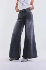 Pantalón de jean negro gastado, de tiro alto y corte wide leg.