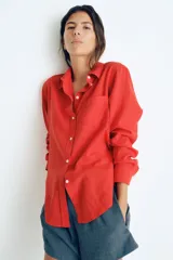 Camisa roja de lino con cuello clásico, botones frontales y bolsillo en el pecho.