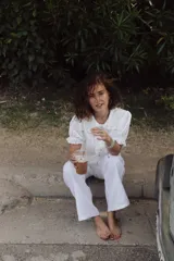 Pantalón blanco de lino, corte recto y bolsillos delanteros y traseros.