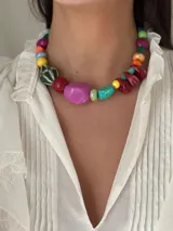 Collar corto con cuentas de cerámica, resina y piedras de colores. Cierre con cadena de acero quirúrgico y gancho para regular el largo.