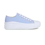 Zapatillas deportivas bajas negras con plataforma blanca y cordones blancos.