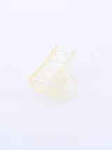 Pinza para el pelo con diseño de líneas horizontales en tonos perlados.