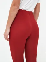 Calza larga de lycra color bordó, de tiro alto y corte ajustado.