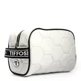 Neceser blanco con diseño de pelota de fútbol, cierre superior con cremallera y asa lateral con logo de la marca Tiffosi en negro.