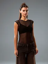 Top negro de malla transparente con cuello redondo y mangas cortas.