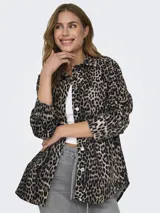 Camisa de Only con estampado de leopardo, corte recto, cuello clásico, cierre frontal con botones, mangas largas y puños abotonados.