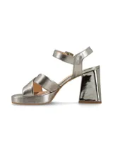 Sandalias de cuero color canela con plataforma y tacón ancho. Tiras cruzadas en el empeine y pulsera ajustable con hebilla en el tobillo.