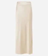 Vestido largo de satén color crema, con escote halter, espalda descubierta y abertura frontal. Presenta detalles de pedrería en el escote.