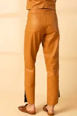 Pantalón de cuero color dulce de leche, de corte recto y tiro alto.