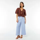 Blusa marrón con escote en V, mangas cortas y lazos para atar en el frente.