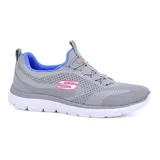 Championes deportivos Skechers Summits New Nature, color gris con detalles en azul y rosa. Capellada de tejido de punto con cordones elásticos, plantilla Skechers Memory Foam y suela flexible con tracción.