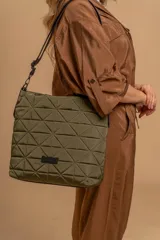 Bolso tipo shopper color beige con diseño acolchado geométrico y correa de hombro negra.