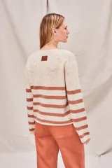 Sweater de punto color crema, de calce al cuerpo, con mangas largas y diseño minimalista.