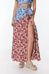 Falda larga color beige, con detalle drapeado en la cintura y abertura lateral.