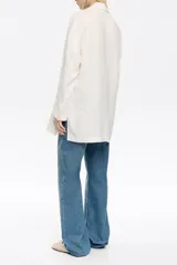 Chaqueta estilo sastre color blanco, confeccionada en mezcla de lino. Presenta escote con solapas, manga larga recta con abertura en puño, cierre con botonadura frontal y bolsillos con vivo.