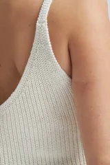 Top de tejido de punto color crudo, con escote en V y tirantes anchos.