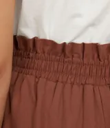 Short color marrón de algodón, tiro alto, con cintura elástica y cordón ajustable.