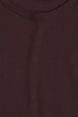 Remera marrón de punto acanalado, corte entallado, cuello redondo y mangas cortas.