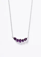 Collar de plata 925 con una hilera curva de cinco piedras amatistas engarzadas, con forma de pera y ovaladas.