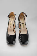 Zapatos de tacón con plataforma, color rojo, con correa al tobillo y hebilla redonda.