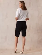 Bermuda color beige en gabardina elastizada, con pretina ancha elastizada, bolsillos simulados en la parte delantera y bolsillos aplicados en la parte trasera.
