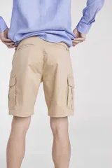 Bermuda color beige con bolsillos cargo laterales.