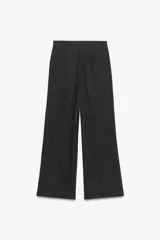 Pantalón negro de tiro alto con cintura con trabillas, bolsillos laterales y de vivo en espalda, pernera recta y cierre frontal con cremallera y botón. Confeccionado en hilatura con modal.