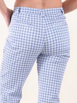 Pantalón de vestir a cuadros celestes y blancos, de corte recto y tiro medio.