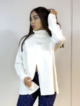Polerón de punto color blanco hueso, con cuello alto y abertura frontal.