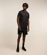 Remera deportiva gris con cuello redondo, mangas cortas, estampa heat print y detalle en los hombros. Confeccionada en tejido de malla con tecnología Dry.