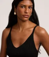 Musculosa color beige de punto canelado con hilo metalizado y escote en V.